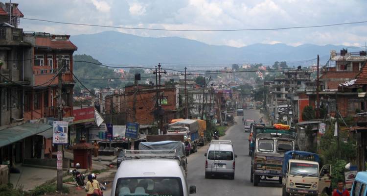 Drukke stedelijke weg in Kathmandu Valley vol met winkels, voertuigen en stroomkabels