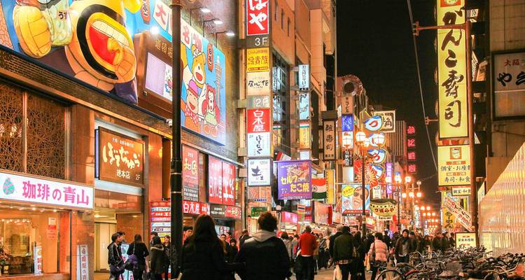 Neonverlichting en drukke menigtes verlichten Osaka's beroemde uitgaanswijk.