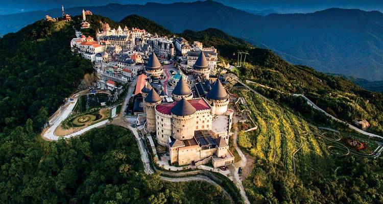 Schlossähnliches französisches Dorfresort krönt einen grünen Bergrücken in den Ba Na Hills in der Nähe von Da Nang.