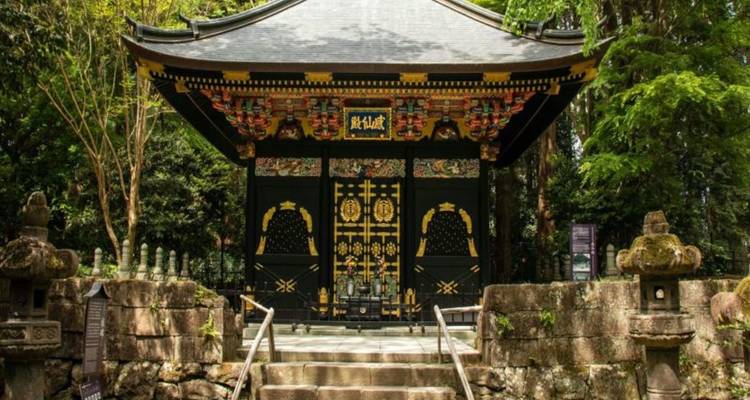 Uitbundig versierd mauzoleum paviljoen gelegen te midden van weelderige bosrijke terreinen in Sendai.