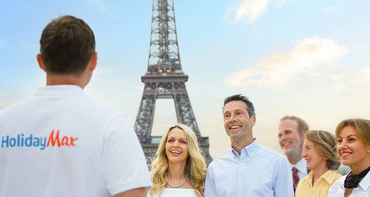 Guía enfrentándose a un pequeño grupo de viajeros con la Torre Eiffel elevándose contra un cielo de atardecer en tonos pastel.
