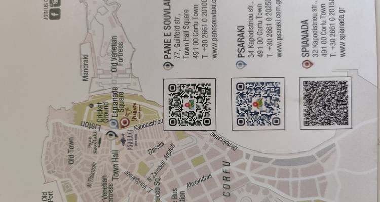 Carte touristique imprimée de la vieille ville de Corfou avec trois codes QR pour des lieux locaux.