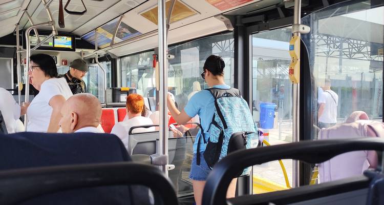 Les passagers debout et assis à l'intérieur d'un autobus urbain moderne pendant la journée.