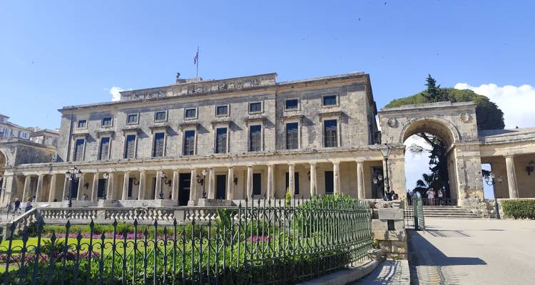 Palais néoclassique de Saint-Michel et Saint-Georges à Corfou avec des jardins entretenus en façade.
