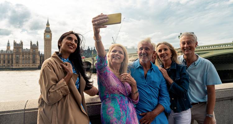 Vijf volwassen reizigers die een selfie maken met Big Ben en Westminster op de achtergrond