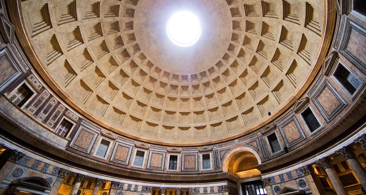 L'oculus du Panthéon projette un rayon de lumière dans l'intérieur du grand dôme à caissons.