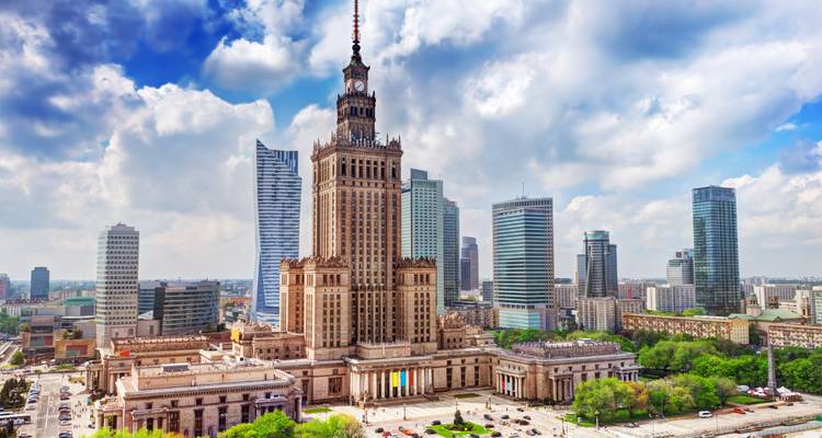 Vista del horizonte de Varsovia con el imponente Palacio de la Cultura y la Ciencia rodeado de torres modernas.