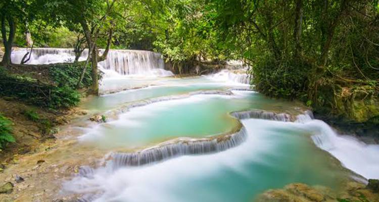 Les terrasses turquoise de la cascade de Kuang Si se déversent à travers la jungle verdoyante.