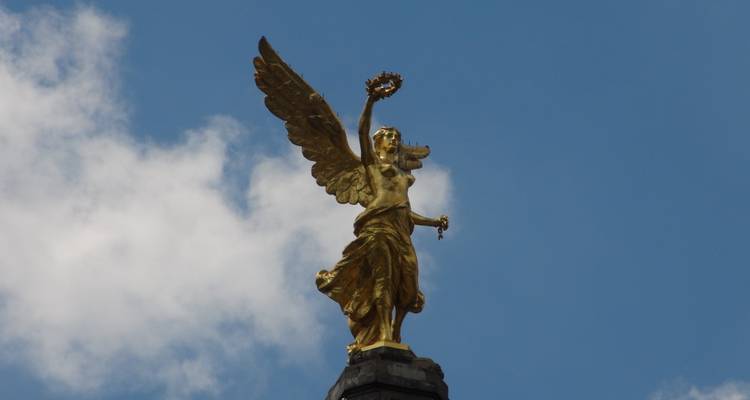 Nahaufnahme der vergoldeten Statue des Unabhängigkeitsengels vor blauem Himmel mit weißen Wolken