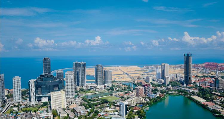 Panorama aéreo del horizonte moderno de Colombo, puerto y costa oceánica en un día despejado.