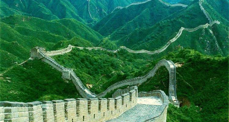 Endloses Band der Chinesischen Mauer erklimmt dicht bewaldete Grate im sanften Licht