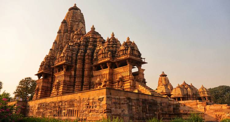 Sonnendurchfluteter Sandsteintempelkomplex mit kunstvollen Spitzen in Khajuraho.