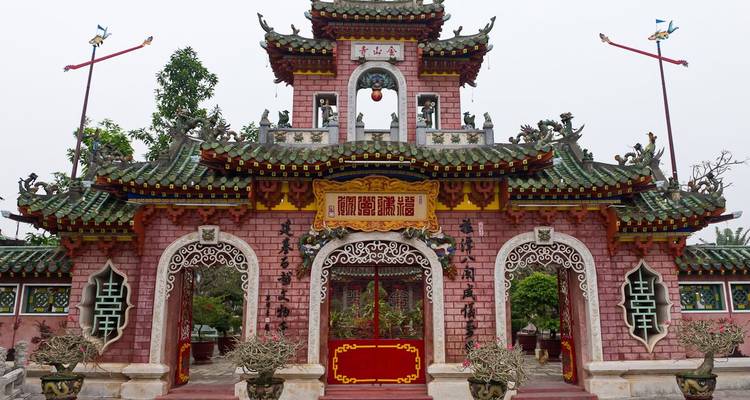 Die verzierte rosa Phuc Kien Assembly Hall zeichnet sich durch aufwändige Drachenverzierungen und ein traditionelles Tor aus.