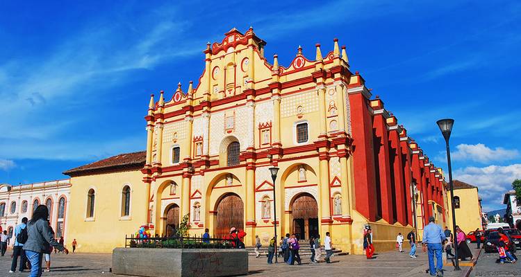 Cathédrale vibrante aux accents rouges sur une place animée à San Cristóbal