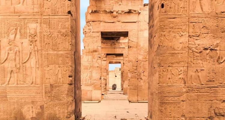 Nahezicht van zandsteenomuren en hiëroglieven die een gang vormen in een oud Egyptische tempel