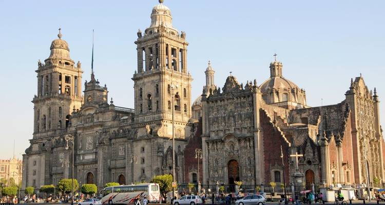 De Metropolitaanse Kathedraal van Mexico-Stad domineert het Zócalo met drukte en verkeer ervoor.