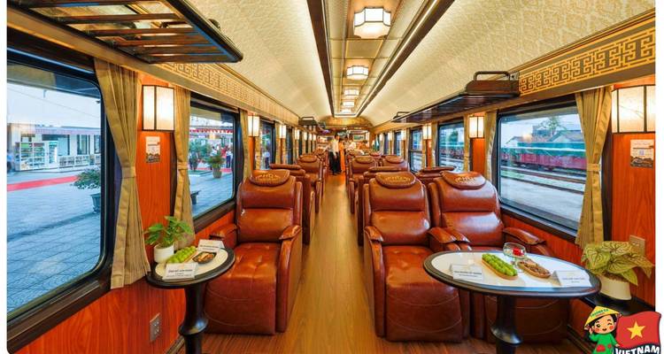 Intérieur luxueux de voiture avec sièges en cuir d'un train touristique, logo de marque dans le coin.