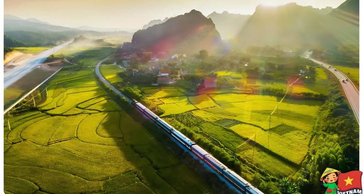 Vue aérienne du lever du soleil d'un train glissant à travers des rizières d'un vert éclatant avec superposition de logo.