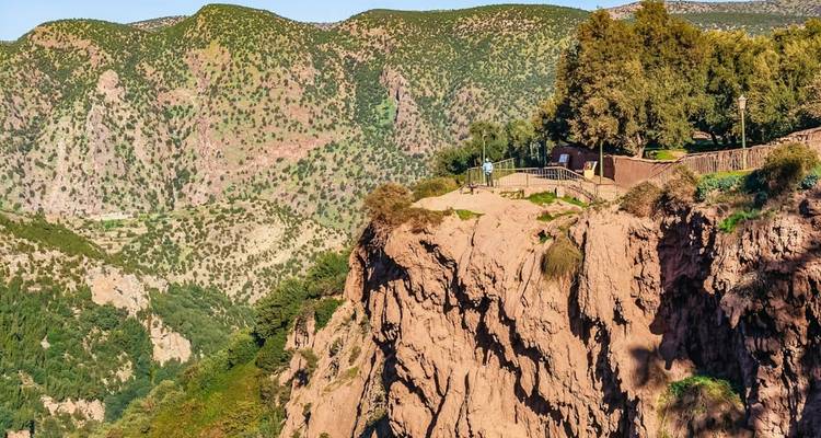 Mirador en el borde de un acantilado alto con vistas a verdes valles y montañas escarpadas cerca de Ouzoud