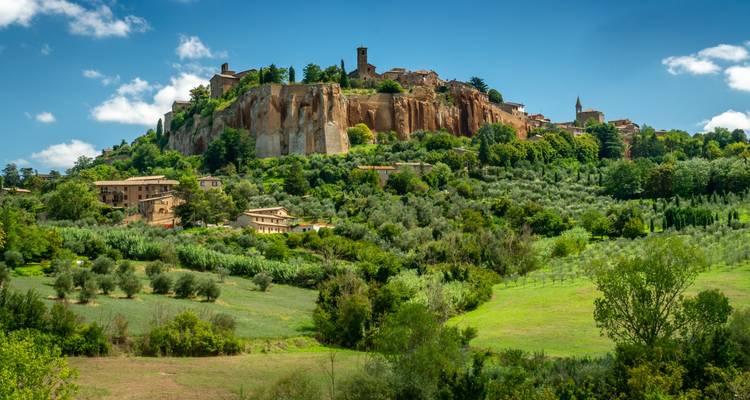 La ville de pierre perchée sur la colline d'Orvieto s'élevant au-dessus de vallées verdoyantes luxuriantes et de champs d'oliviers.