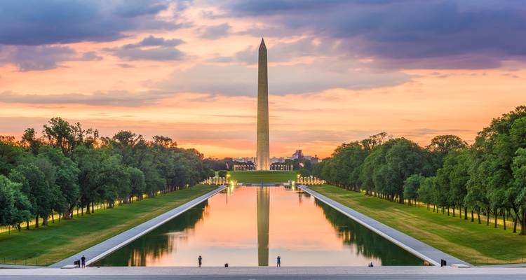 Washington Monument weerspiegeld in het Lincoln Memorial Reflecting Pool bij kleurrijke schemering.