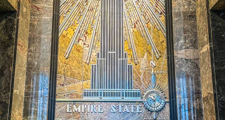 Fresque murale de style Art déco du hall d'entrée représentant l'Empire State Building avec des détails de rose des vents.