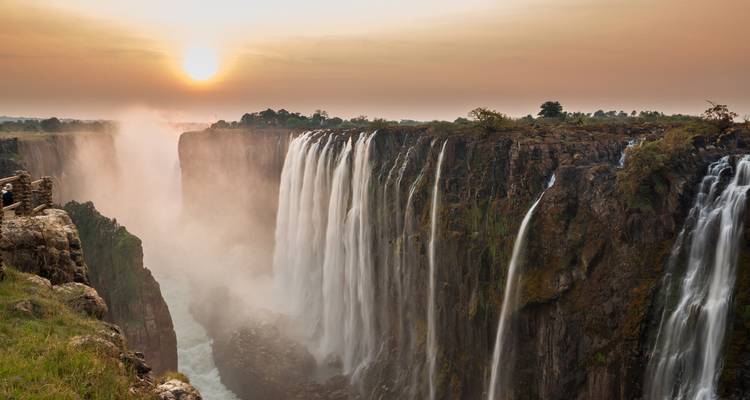 Victoria Falls bij zonsopgang met mist die uit de kloof opstijgt