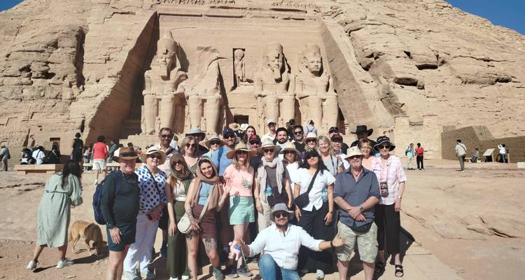 Grote excursiegroep verzameld voor de imposante standbeelden van Abu Simbel