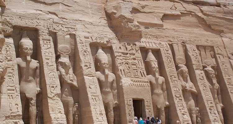 Detail van uit de rots uitgehouwen standbeelden en hiërogliefische zuilen op de gevel van Abu Simbel