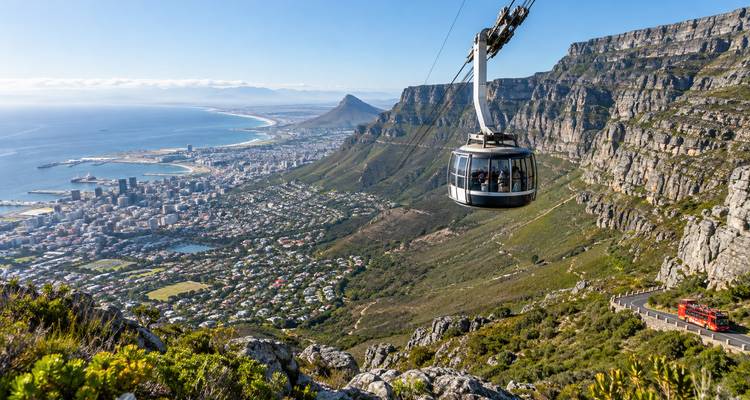 Kabelbaan van de Tafelberg die boven de kustlijn en skyline van Kaapstad uitstijgt op een heldere dag.