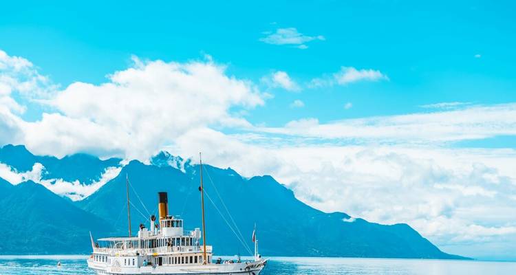 Croisières en bateau à aubes d'époque sur le lac Léman aux eaux bleu vif avec des pics alpins lointains.