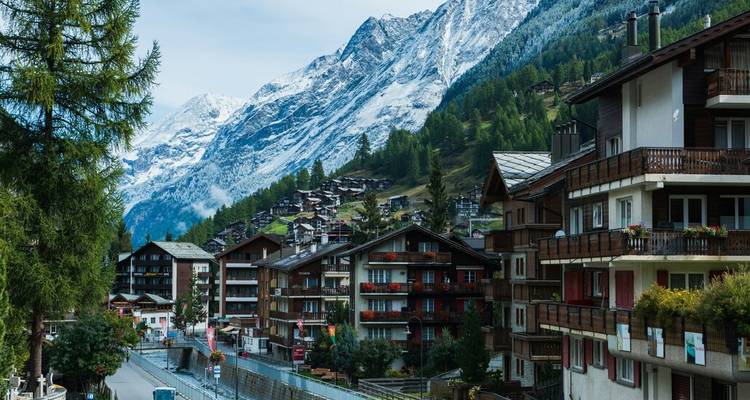 Les bâtiments traditionnels de chalet de Zermatt encadrés par les pentes alpines enneigées.