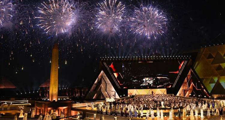 Les feux d'artifice nocturnes éclatent au-dessus de la cérémonie d'ouverture du Grand Musée égyptien bondée de visiteurs