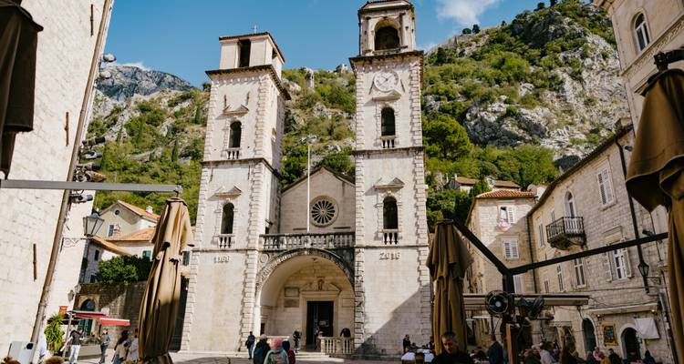 La Cathédrale aux deux tours de Saint-Tryphon ancre une place animée à Kotor où les visiteurs explorent les lieux.