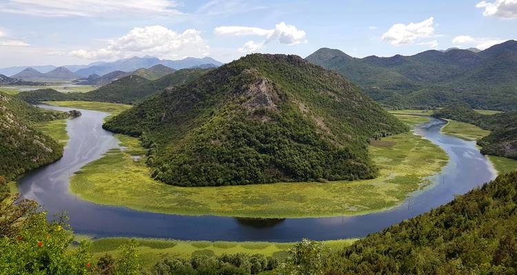 Le virage emblématique vert serpentin de la rivière Rijeka Crnojevića au milieu des collines luxuriantes du parc national.