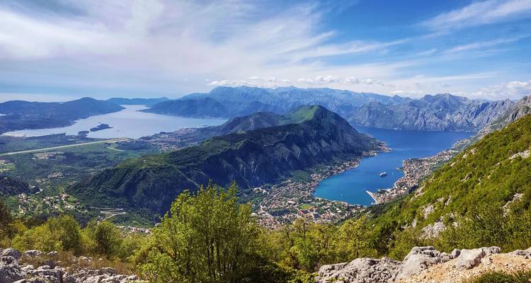 Panoramischer Blick aus der Luft über die Bucht von Kotor mit tiefblauem Wasser, zerklüfteten Bergen und Küstenstädten