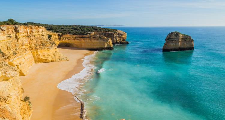 Los acantilados espectaculares del Algarve y una cala arenosa apartada con aguas cristalinas de color turquesa en Praia da Marinha.