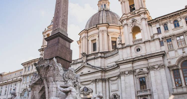 Façade baroque et fontaine de la Piazza Navona à Rome capturées à la lumière douce de l'après-midi.