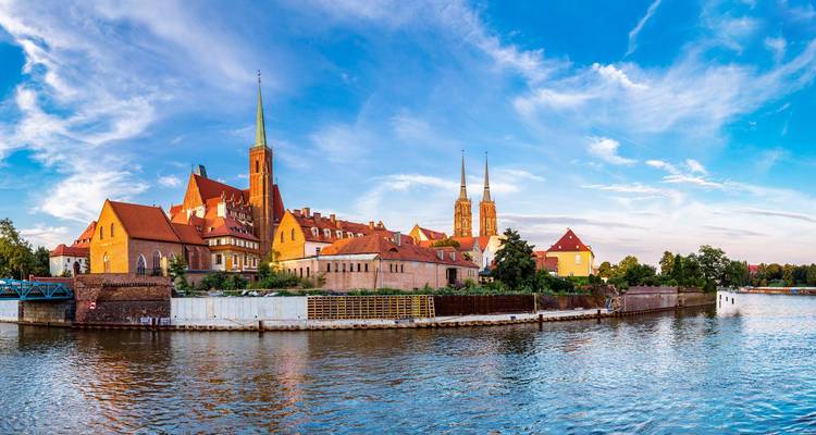 Vue panoramique du front de mer de l'île de la Cathédrale à Wroclaw avec les deux flèches et la rivière Odra sous un ciel bleu