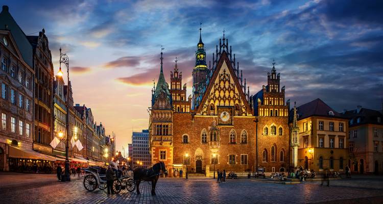 Lumières du soir de la Place du Marché de Wroclaw avec l'Hôtel de Ville gothique de la Vieille Ville et une calèche.