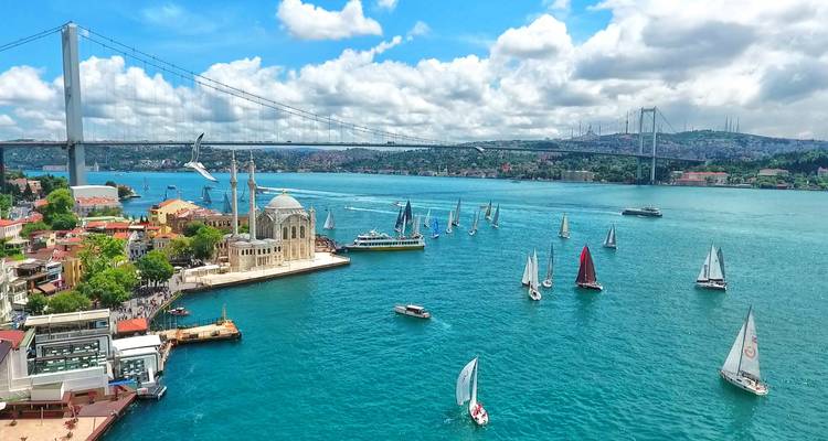 Mezquita de Ortaköy, veleros y puentes del Bósforo en un día soleado