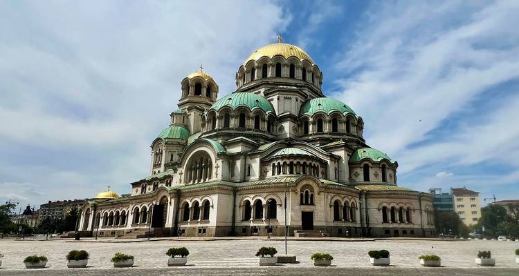 La Grande Cathédrale Alexandre Nevski à Sofia avec ses dômes dorés et verts sous un ciel bleu éclatant.
