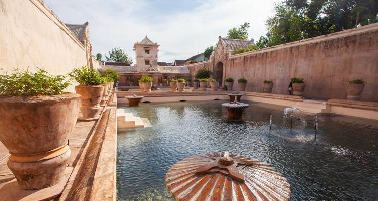 Cour du palais aquatique historique de Taman Sari avec bassins et murs en terre cuite à Yogyakarta