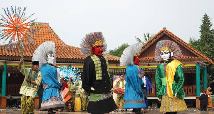 Les traditionnels artistes masqués ondel-ondel en costumes colorés lors d'un spectacle culturel à Jakarta