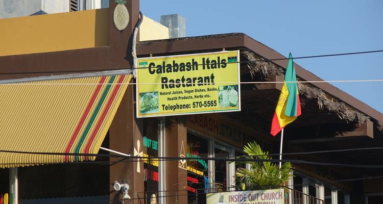 Gros plan d'une enseigne de restaurant lisant « Calabash Itals Rastarant » sur le coin d'un bâtiment