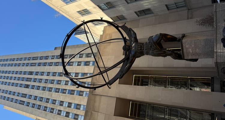 Statue de bronze d'Atlas en équilibre avec un globe devant le majestueux Rockefeller Center.