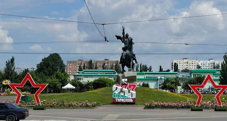 Carrefour central à Tiraspol avec une statue équestre et des décoratives étoile rouge audacieuses.