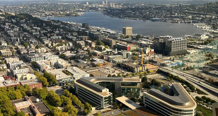 Vue aérienne élevée de Seattle et du lac Union avec quartiers et voies navigables.