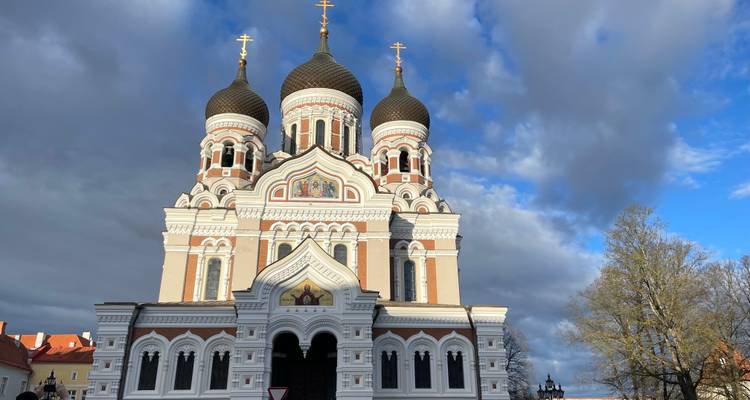 Vue de face ensoleillée de la Cathédrale Alexander Nevsky avec des nuages dramatiques en arrière-plan