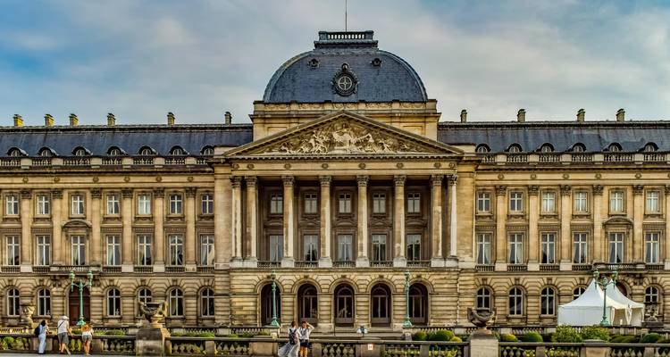 Grand Royal Palace of Brussels with classical columns and manicured grounds.